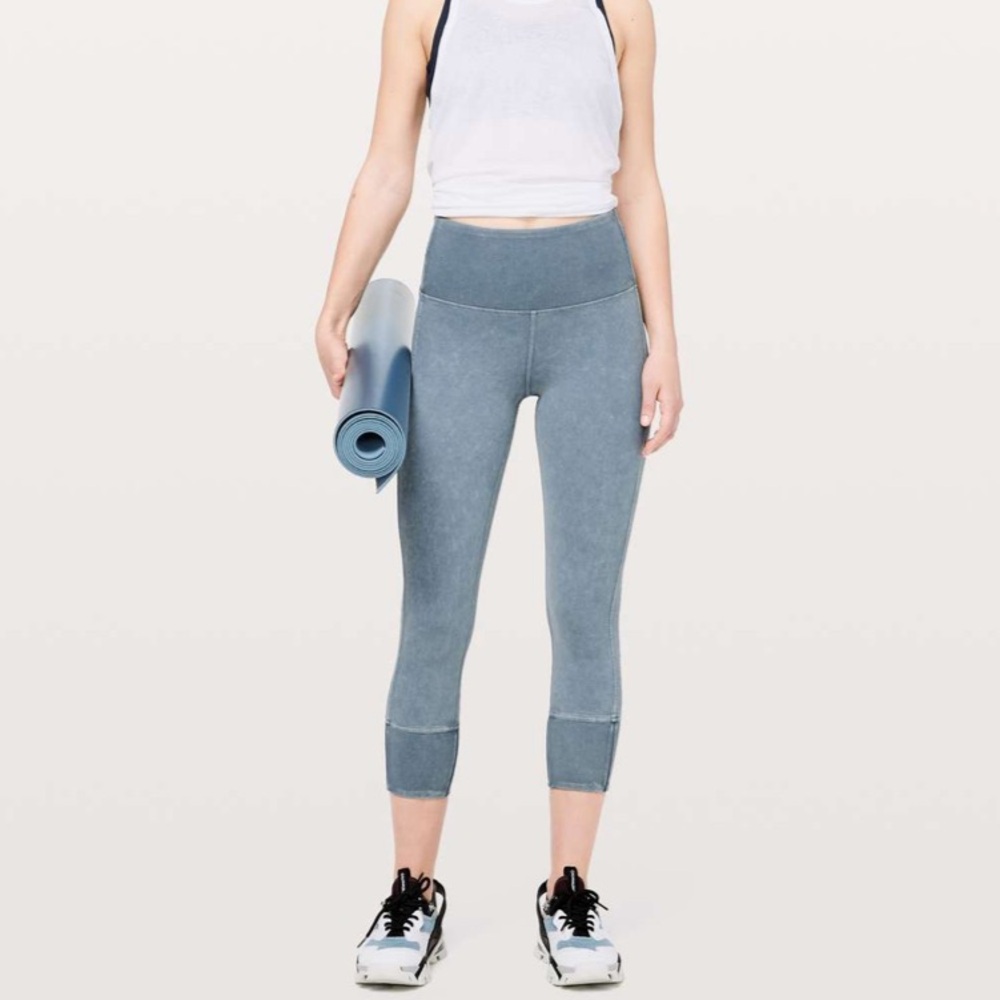 Lululemon Wunder Under Crop 23" Ribbed in
Washed Moon Blue size 4